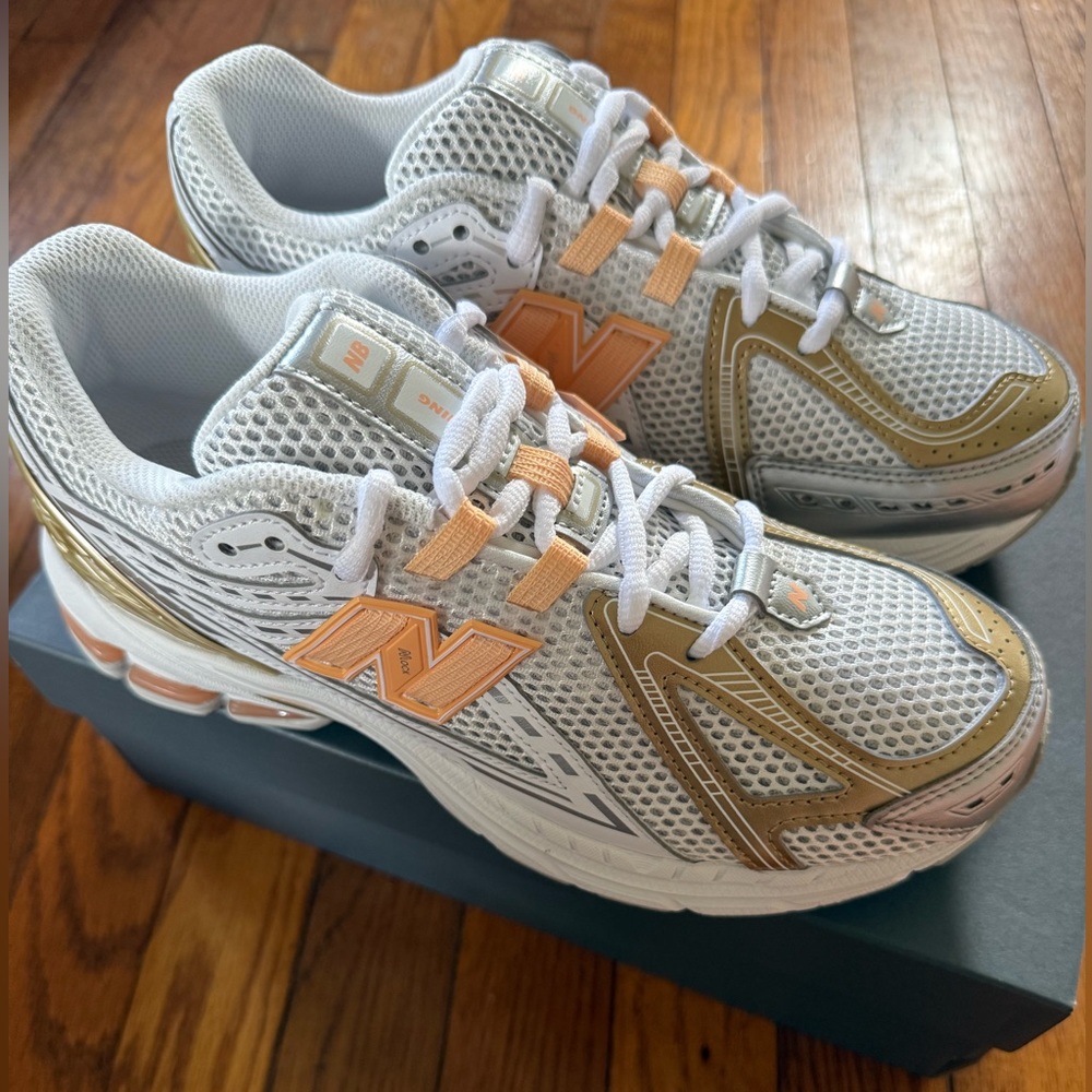 New Balance 1906R - Silver Metalic Peach Bloom - Size 8.5 Women/7 Youth - Picture 3 of 9